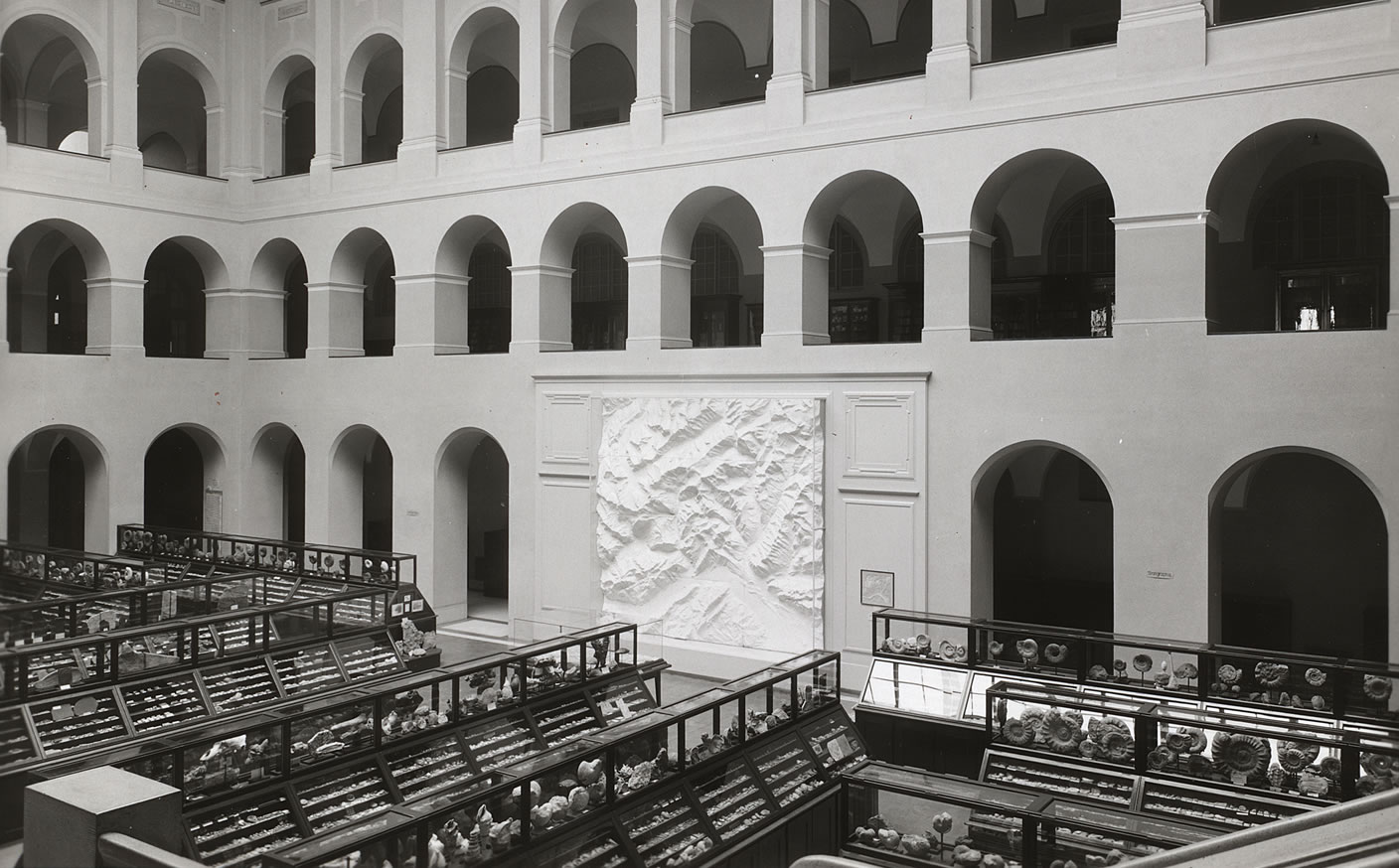 Vergrösserte Ansicht: Die ursprüngliche Ausstellung im Lichthof des NO-Gebäudes im Jahr 1925. Bild: Bildarchiv der ETH-Bibliothek